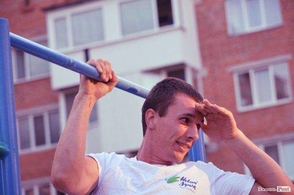 Акробати та гімнасти відкрили спортивний майданчик у Луцьку. ФОТО