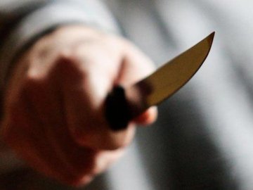 Лучанина, який п'яний вдарив ножем перехожого і втік, взяли під варту