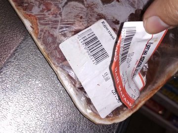 Переклеєні цінники і нова дата: як «оживає» м'ясо у луцькому супермаркеті