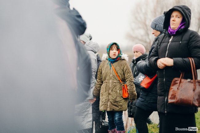 Водохреще у Луцьку: освячення води в річці Стир та занурення лучан. ФОТОРЕПОРТАЖ