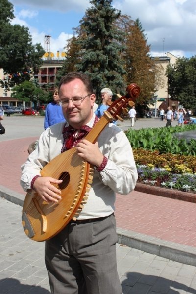 У центрі Луцька грали на бандурах. ФОТО