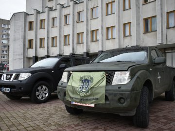 Бійцям на фронт із Волині передали два авто