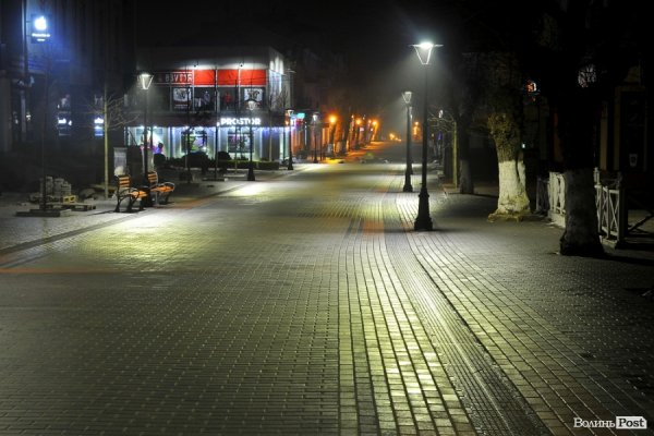 Ніч, ліхтарі, бруківка: красиві фото вулиці Лесі Українки в Луцьку