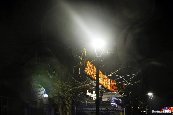 Ніч, ліхтарі, бруківка: красиві фото вулиці Лесі Українки в Луцьку