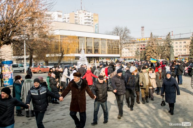 Спільна молитва і «живий ланцюг»: як у Луцьку відзначають століття єдності. ФОТО