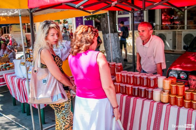 Народні розваги і море людей: в центрі Луцька «гуляє» етнофестиваль. ФОТО 