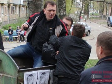 Сміттєва люстрація: у Броварах депутата викинули у сміттєвий бак. ФОТО