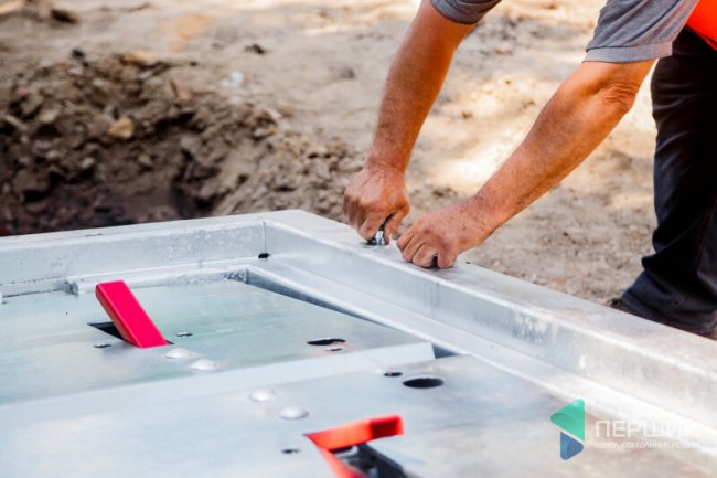 У Луцьку поставили перший підземний смітник: як він працює*