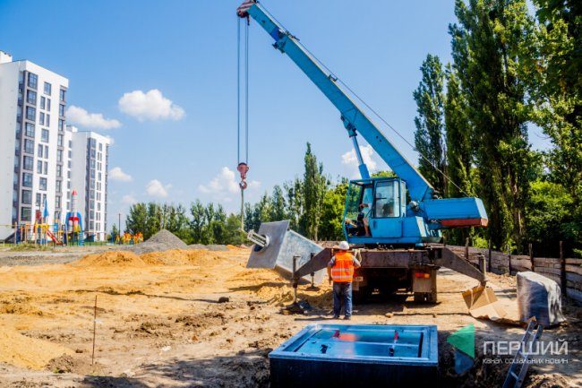 У Луцьку поставили перший підземний смітник: як він працює*