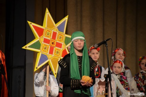 Віншування, янголи і різдвяне тепло: у Луцьку колядував фестиваль вертепів