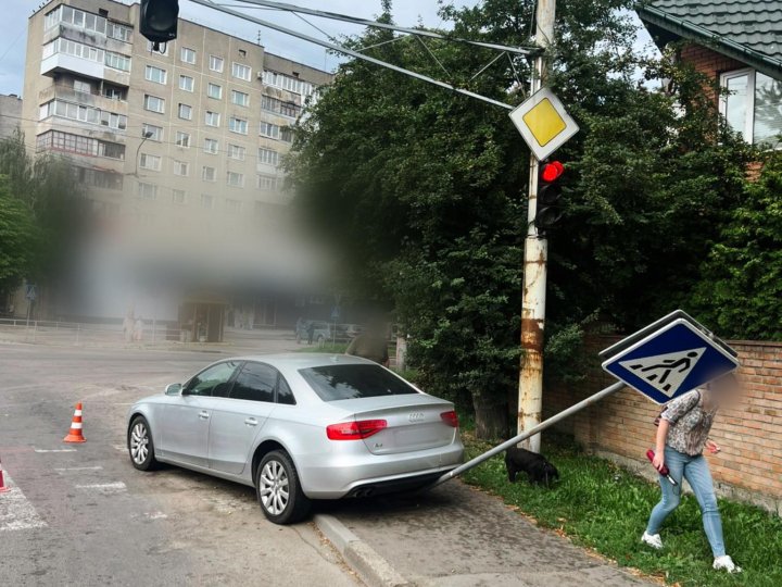 У Луцьку водійка збила дорожній знак