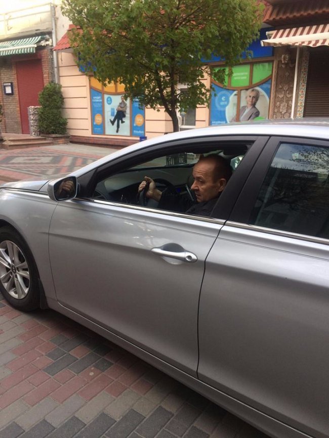 Агресивний водій погрожував пішоходам на вулиці Лесі Українки в Луцьку