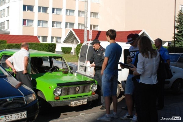 Один з керівників луцької міліції поштовхався з п'яними молодиками. ФОТО