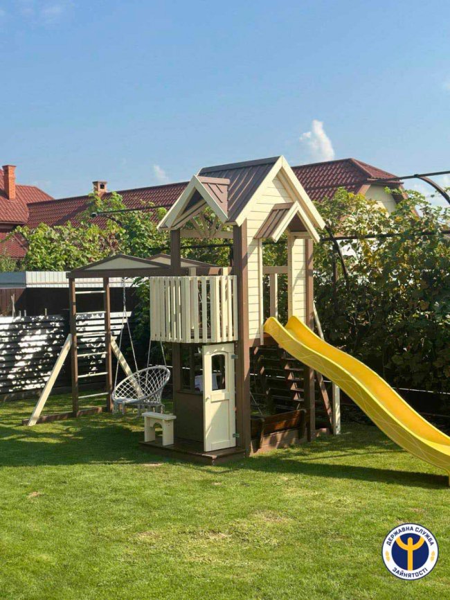 Волинянка з чоловіком налагоджує бізнес із виготовлення дитячих майданчиків