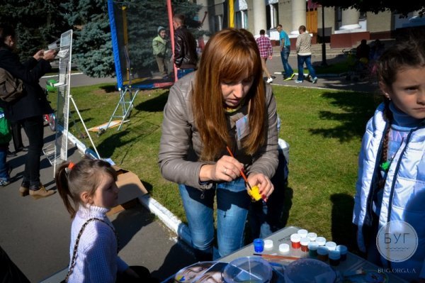 На Волині за допомогою малюнків зібрали 3 тисячі гривень для бійців. ФОТО
