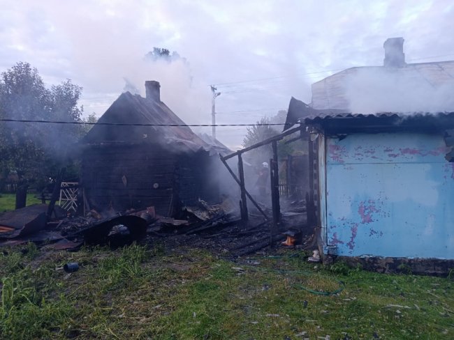На Волині горіли літня кухня та розташований поруч житловий будинок. ФОТО