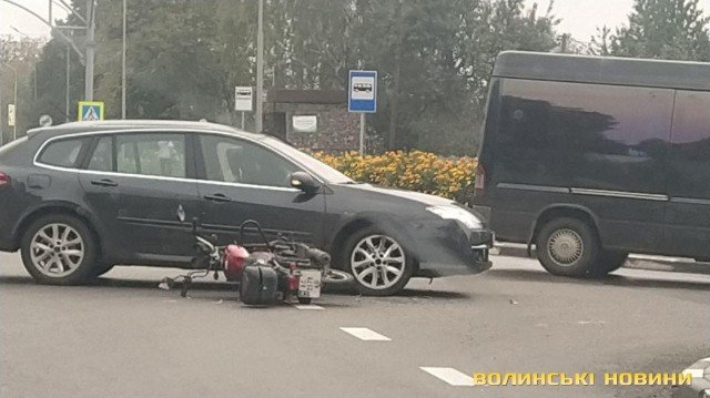 У селі під Луцьком мотоцикліст в’їхав у автомобіль. ФОТО