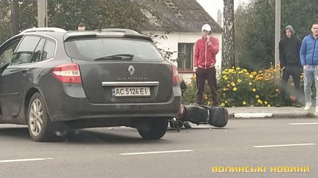 У селі під Луцьком мотоцикліст в’їхав у автомобіль. ФОТО