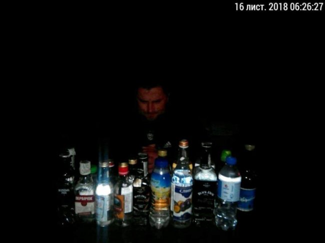 Муніципали у Луцьку «накрили» чергову точку продажу сурогату. ФОТО