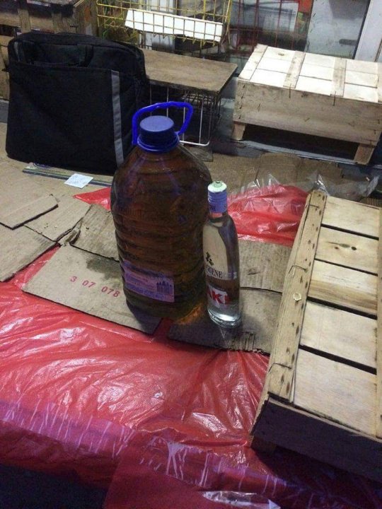 Муніципали у Луцьку «накрили» чергову точку продажу сурогату. ФОТО