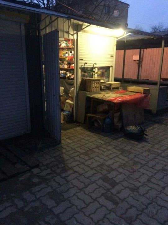 Муніципали у Луцьку «накрили» чергову точку продажу сурогату. ФОТО