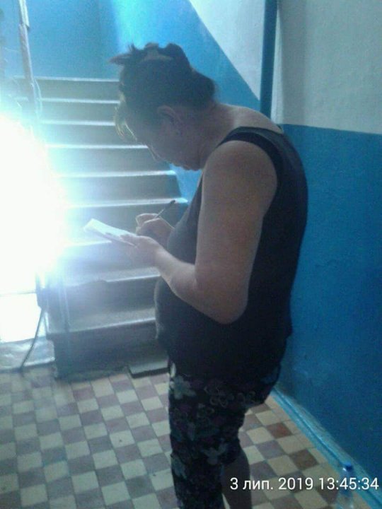 У Луцьку жінка у власній квартирі влаштувала «наливайку» розведеного спирту