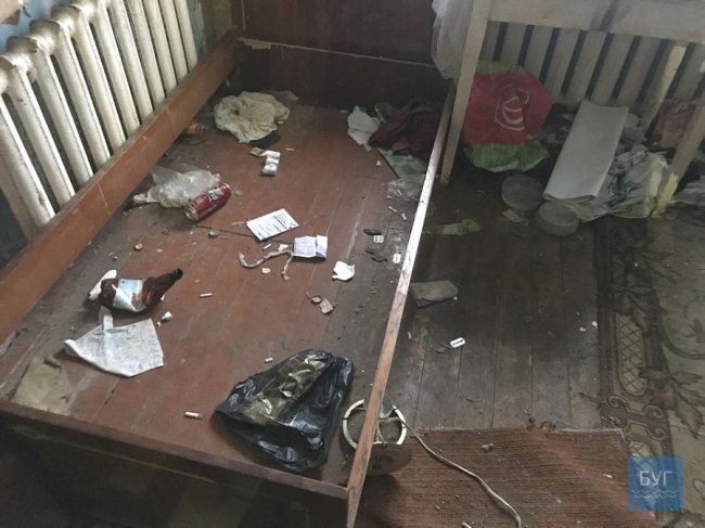 Порожні пляшки, недопалки та антисанітарія: у квартирі у Нововолинську влаштували притон. ФОТО. ВІДЕО