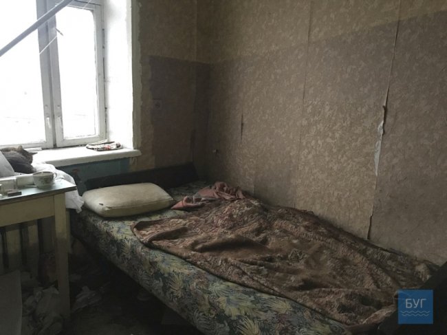 Порожні пляшки, недопалки та антисанітарія: у квартирі у Нововолинську влаштували притон. ФОТО. ВІДЕО