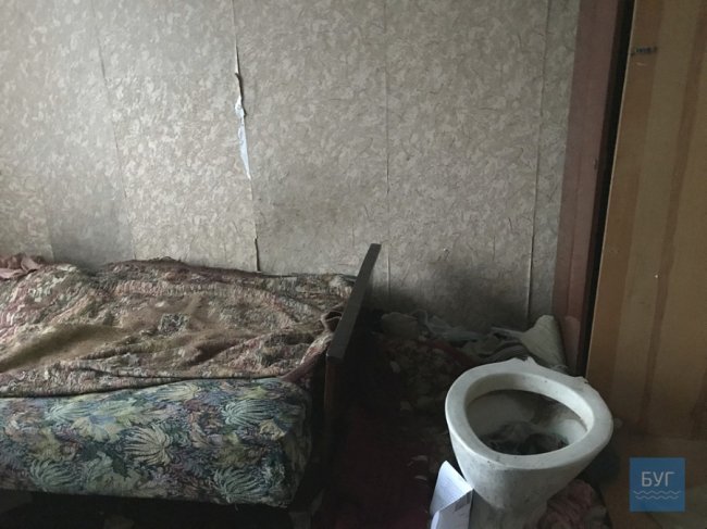 Порожні пляшки, недопалки та антисанітарія: у квартирі у Нововолинську влаштували притон. ФОТО. ВІДЕО