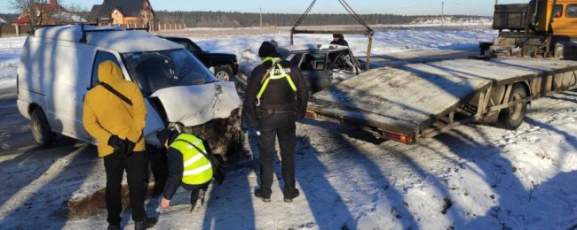 Занесло на зустрічну смугу: через ожеледицю поблизу Луцька зіштовхнулися два авто.ФОТО