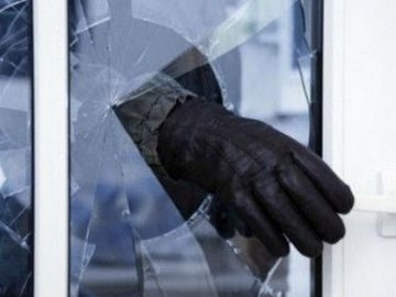 Проник через вікно та обікрав магазин: на Волині викрили «серійного» злодія