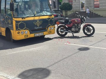 У Луцьку –  ДТП: зіткнулися маршрутка та мотоцикліст. ФОТО