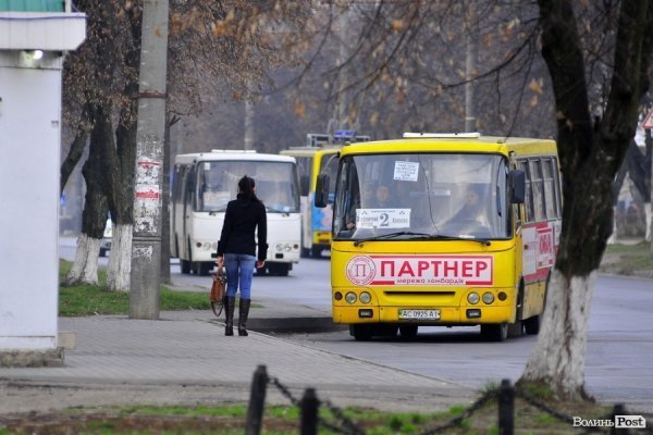 Люди на зупинках. БУДНІ МІСТА