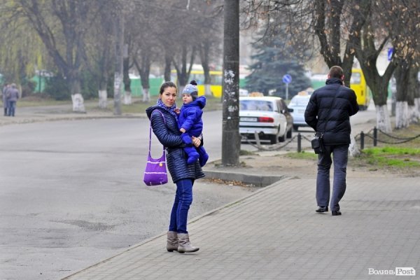 Люди на зупинках. БУДНІ МІСТА