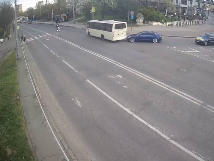 У Луцьку Tesla врізалась у маршрутку на пішохідному переході. ВІДЕО