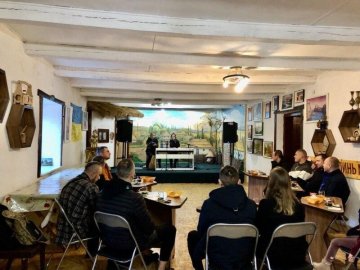 Екскурсія на пасіку і частування медом: реабілітація воїнів на Волині