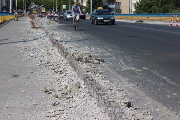Триває ремонт шляхопроводу на проспекті Перемоги. ФОТО