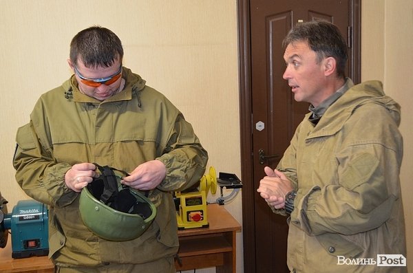 Луцькі умільці презентували каски та безпілотники для АТО. ФОТО