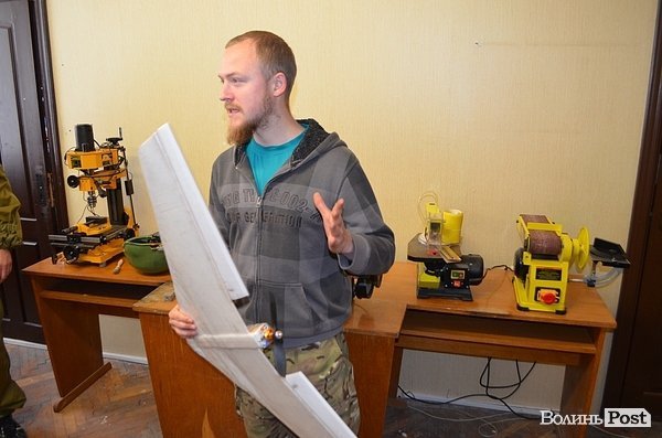 Луцькі умільці презентували каски та безпілотники для АТО. ФОТО