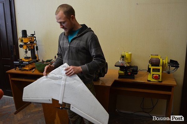 Луцькі умільці презентували каски та безпілотники для АТО. ФОТО
