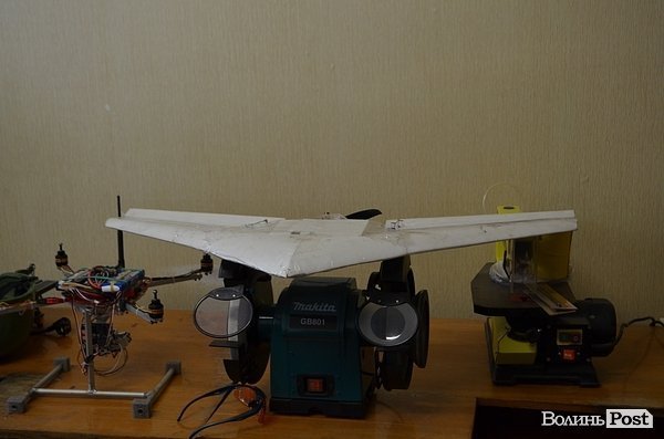 Луцькі умільці презентували каски та безпілотники для АТО. ФОТО