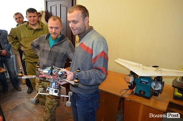 Луцькі умільці презентували каски та безпілотники для АТО. ФОТО