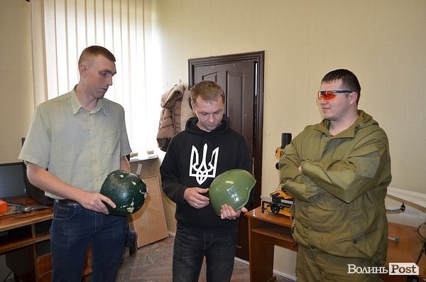 Луцькі умільці презентували каски та безпілотники для АТО. ФОТО
