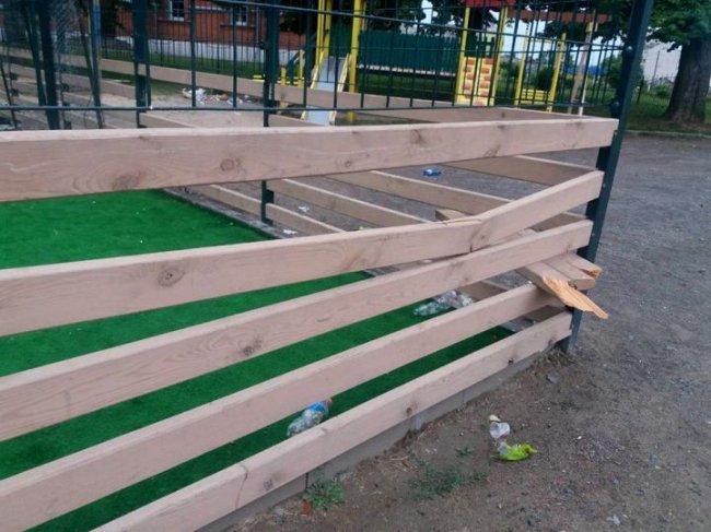 У Володимирі-Волинському вандали понищили дитячий майданчик. ФОТО