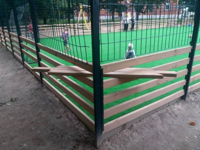 У Володимирі-Волинському вандали понищили дитячий майданчик. ФОТО