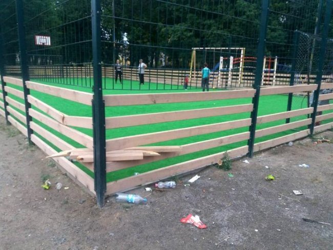 У Володимирі-Волинському вандали понищили дитячий майданчик. ФОТО