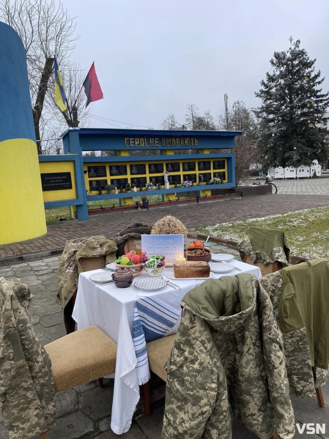 У місті на Волині накрили символічний різдвяний стіл для загиблих Героїв. ФОТО