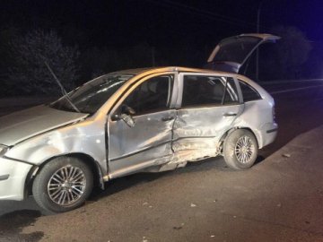 Не ввімкнув фари: біля Луцька Opel зіткнувся з Skoda та влетів у паркан. ФОТО