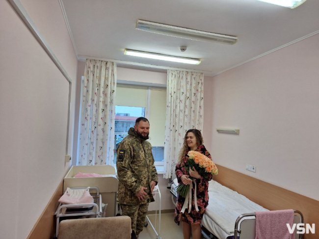 У Луцьку зворушливо зустріли дружину офіцера, яка народила доньку