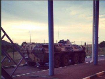 Російський прикордонник виклав фото танка, який перетинає кордон з Україною. ФОТО
